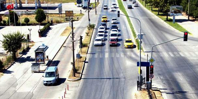 Kırmızı ışıkta geçenler 'drone'a yakalandı