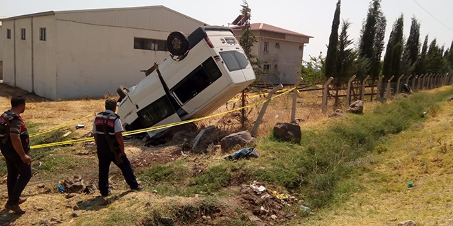 Ailesinden izinsiz aldığı minibüsle takla attı: 1 ölü, 4 yaralı