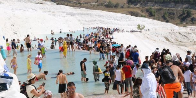 Pamukkale bayram tatilinde ziyaretçi akınına uğradı