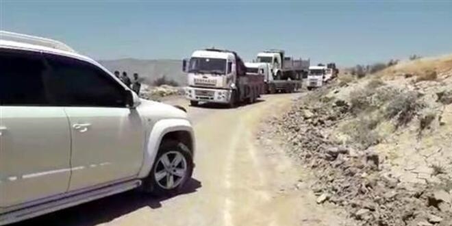 Siirt'te baraj kapakları açıldı, araçlar yolda mahsur kaldı