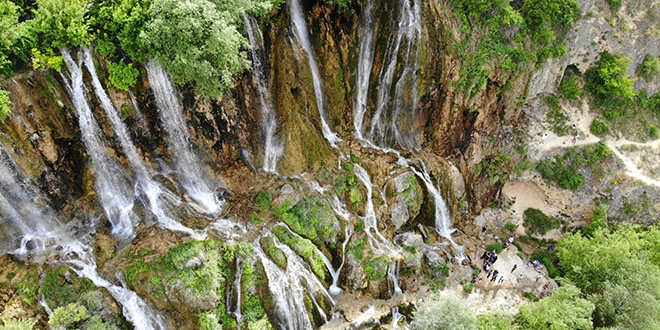 Erzincan'da tatilciler serinlemek için şelalelere akın etti
