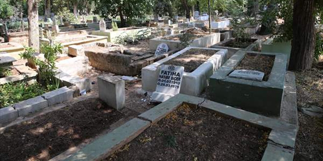 Reyhanl'da baz mezarlar tahrip edildi
