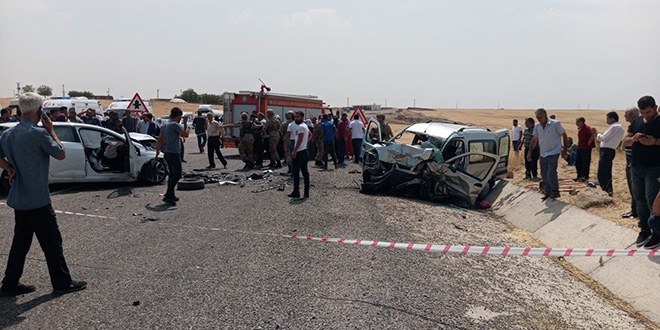 İki araç kafa kafaya çarpıştı: 4 ölü 8 yaralı