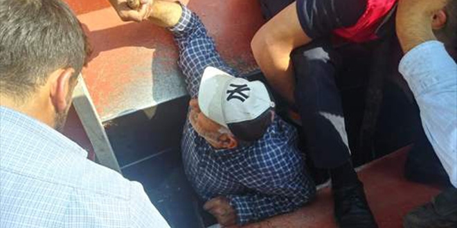 Tamir için girdiği patoza ayağı sıkıştı