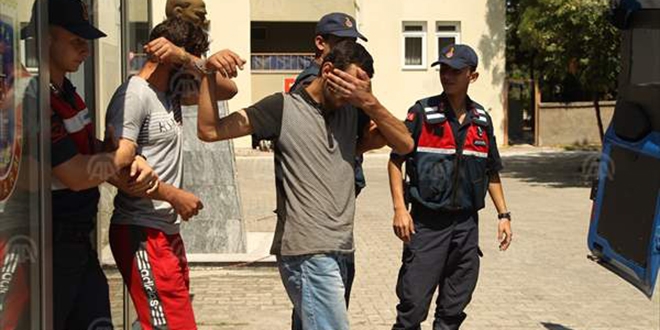 Kablo çalmaya çalışırken yakalanan 3 kişi tutuklandı