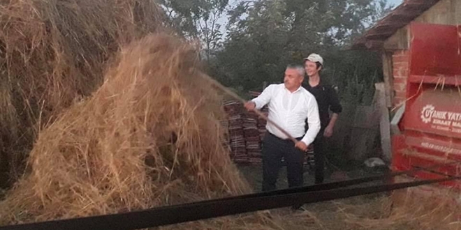 Vekil eline tırmık alıp ürünleri patosa vurdu