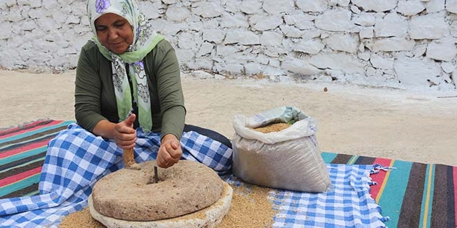 150 yıllık taş değirmenden bulgur yapıyor