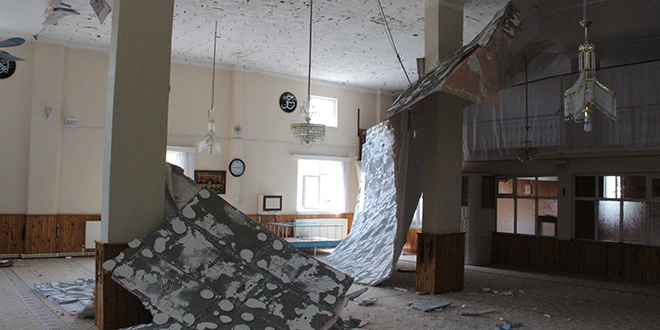Namaz sırasında cami tavanı çöktü, deprem sandılar