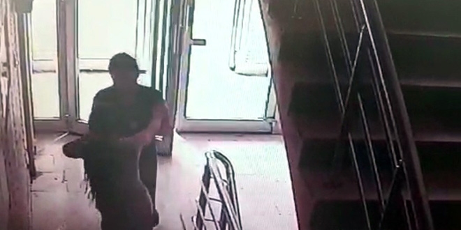 Ögretmen, komşu kızını darp edip saçlarını yoldu