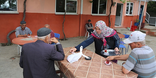 Köy kahvehanesini anne kız işletiyor
