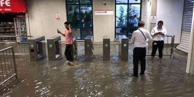 Yoğun yağış sonrası Metro İstasyonunu su bastı