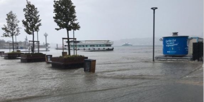 Üsküdar'da deniz ile kara birleşti