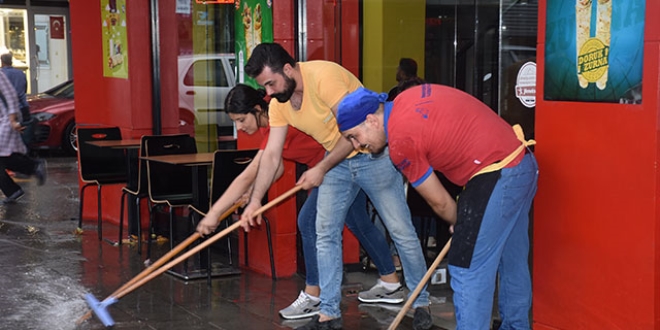 Kırıkkale'de yağmur etkili oldu, iş yerlerini su bastı