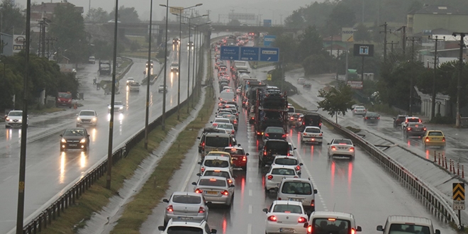 Yağış nedeniyle D-100'de trafik durma noktasına geldi