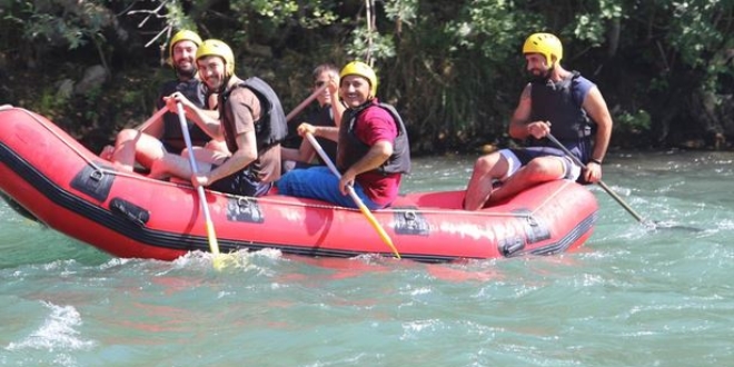 Tunceli'de vali ve milletvekilleri rafting yaptı