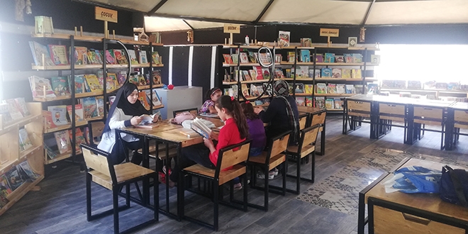Kıl çadırlardan yapılan kütüphane gençlerin hizmetinde