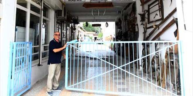 Ata yadigarı eşyaları 'müze' gibi atölyede sergiliyor