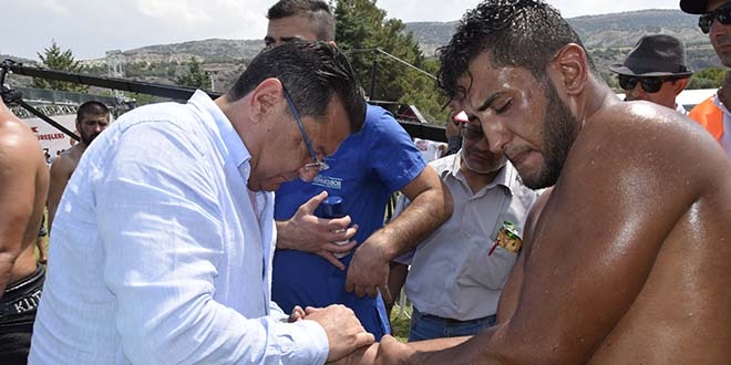 Parmağı çıkan güreşçiye ilk müdahaleyi doktor milletvekili yaptı