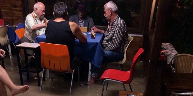 Kıraathaneyi sel bastı, okeye devam ettiler