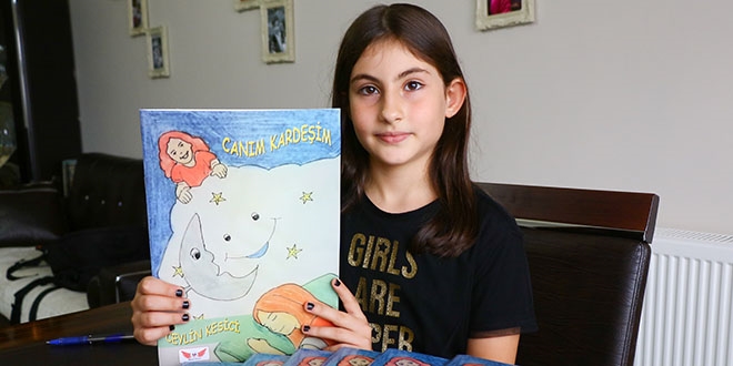Okuma yazmayı öğrenince ilk işi kitap yazmak oldu
