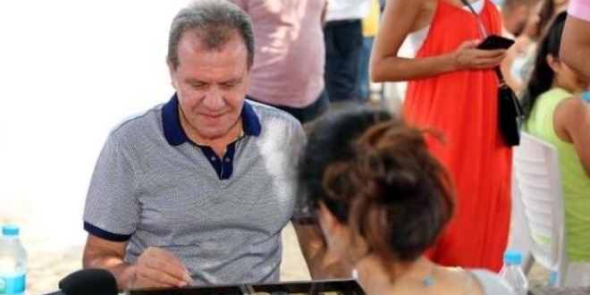 Belediye Başkanı kumsala indi, gençlerle tavla oynadı