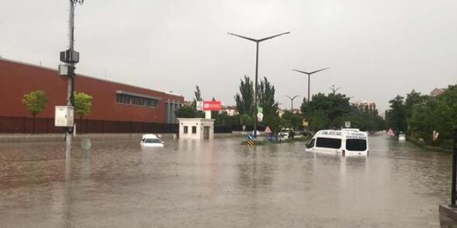 Ankara'yı sağanak vurdu