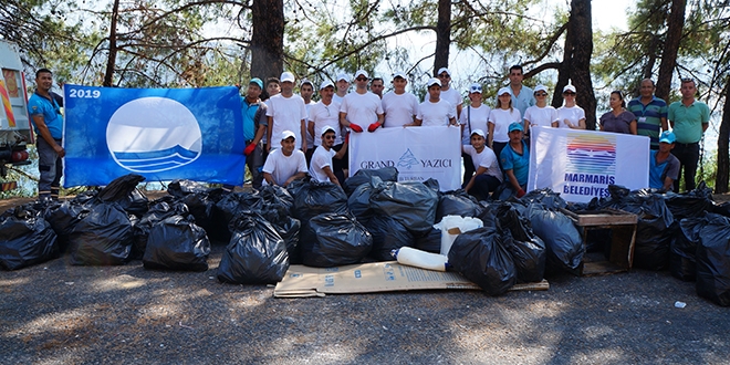 Denizden �ift ki�ilik yatak da ��kt�, ��p bidonu da
