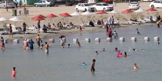 Sıcaktan bunalanlar Hazar Gölü'nde serinliyor