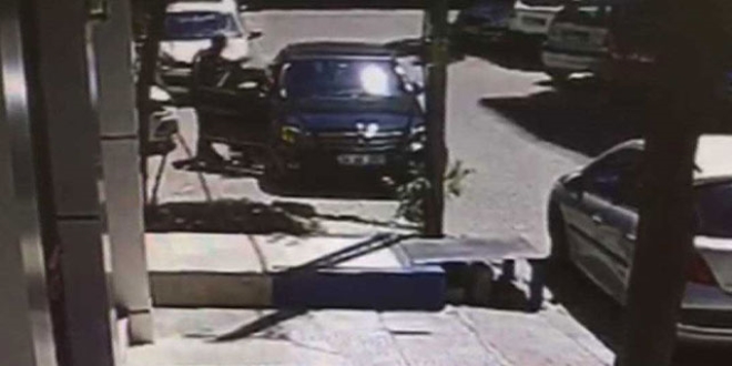 Bankadan ��kan i� adam�n� takip edip paras�n� �ald�lar