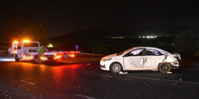 �zmir'de iki otomobil �arp��t�: 11 yaral�