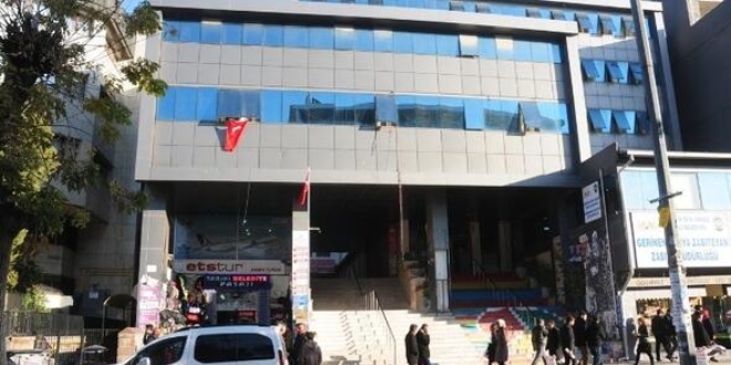 Görevden alınan başkan ile vekil belediye binasına girmek istedi