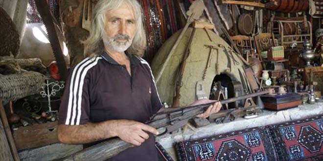 Emekli polis, ky evini 'mze'ye dntrd