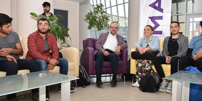 Rektör, öğrencileri otogarda karşıladı