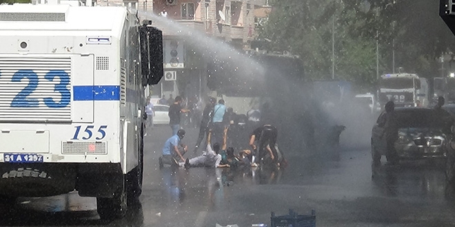 Diyarbakr'da belediye nnde toplanan gruba mdahale