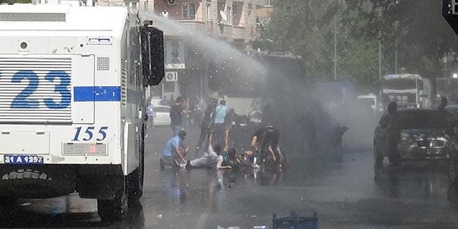 Diyarbakır'da belediye önünde toplanan gruba müdahale