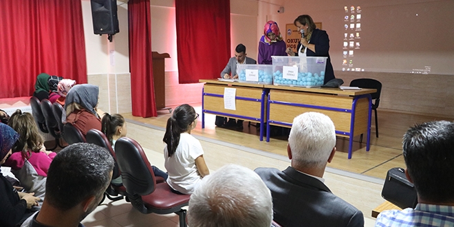 Öğretmen ve öğrencileri noter huzurunda çekilişle belirlendi