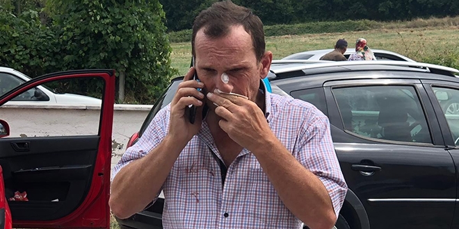 Hasta, bastonla aile hekimini darp etti