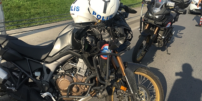 Yunus ekibi park halindeki araca arkadan çarptı, iki polis yaralandı