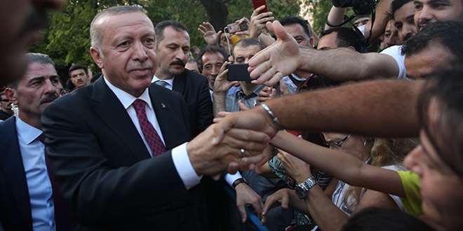 Erdoğan Sultanahmet'te vatandaşlarla sohbet etti