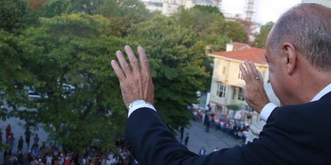 Cumhurbaşkanı Erdoğan, Sultanahmet'te vatandaşlarla buluştu