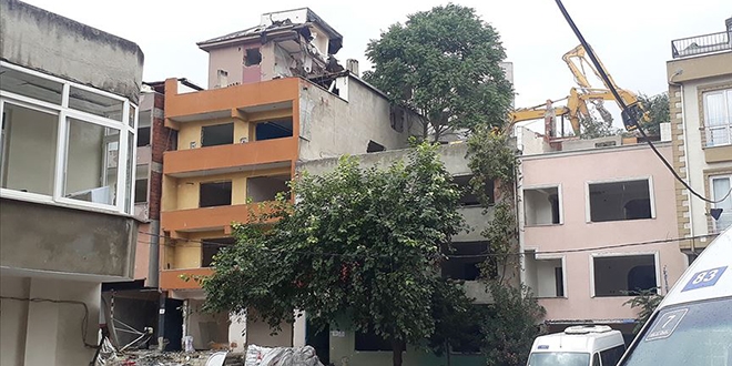 Ka��thane'deki riskli binalar�n y�k�m� s�r�yor