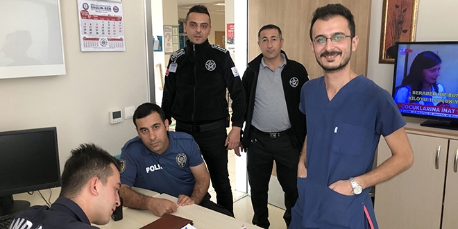 Hastane tuvaletinde bulduğu parayı polise teslim etti