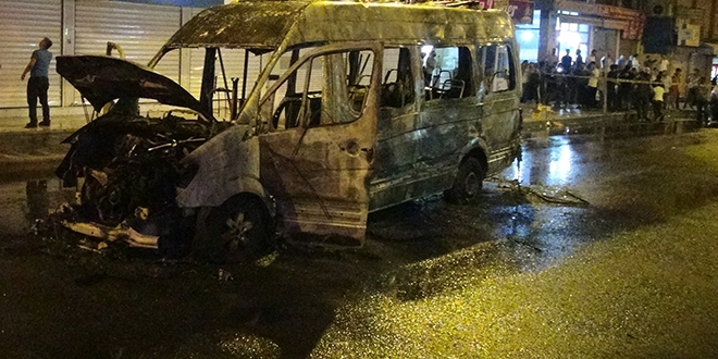 Terör yandaşları yolcu minibüsünü ateşe verdi