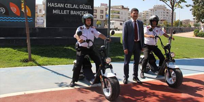 Millet Bahçesi'nin scooterli güvenlik görevlileri
