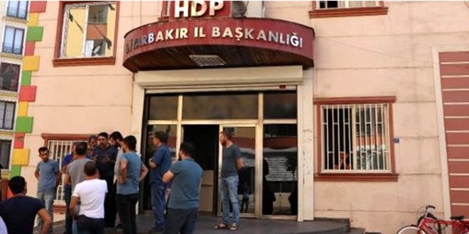 Oğlumu HDP'liler dağa kaçırdı dedi, oturma eylemi başlattı
