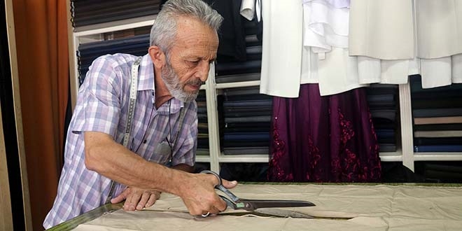 Mesleğini yaklaşık 100 yıllık makasla sürdürüyor
