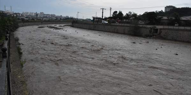 Ordu'da şiddetli yağış hayatı olumsuz etkiledi