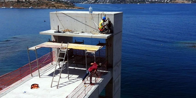 Bodrum'daki tepki çeken inşaatta yıkım başladı