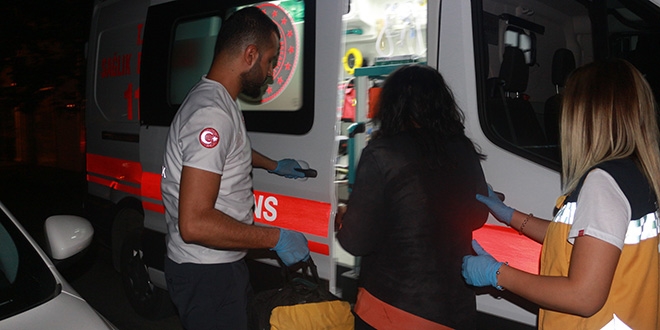 Kız kardeşini sokak ortasında öldüresiye dövüp bıçakladı
