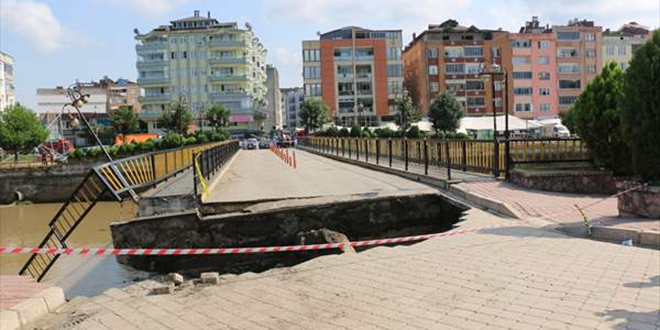 Üzerinden geçerken köprü çöktü: 2 yaralı